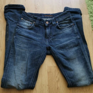 Jeans från nudie jeans - Fina jeans från nudie jeans. W25 L32, väldigt fint skick, använda fåtal gånger.  Hämtning, annars betalas frakt av köparen. Bara att skriva vid frågor eller bud! 🌻 