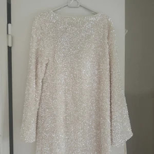 Klänning - Säljer denna super fina klänningen från h&m oanvänd då den aldrig kom till användning. 