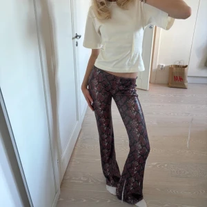 Paljetter  - Superfina ormmönstrade paljettbyxor från Pull& Bear💕 använda en gång, jag är 175 