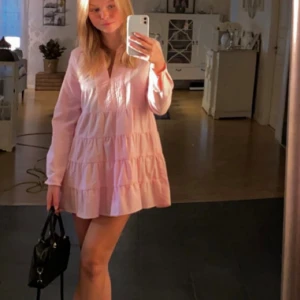 Klänning  - Säljer nu denna jättefina rosa klänning från zara, strl S men skulle säga att den är mer som en Xs. Använd ett fåtal gånger för 2 somrar sen💗