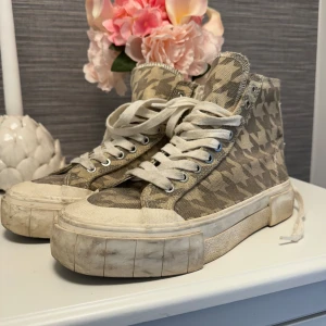 Sneakers - Snygga mönstrade skor med platåsula. Från märker good news, skitiga nertill men går enkelt att tvätta bort