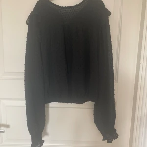 Blus - En jättefin svart blus från New yorker säljer då den inte används säljer en likadan i rosa💞