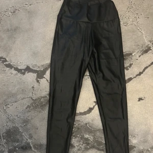 Läder tights - Läder tights. Super snygga till en fin topp. Aldrig använda. 