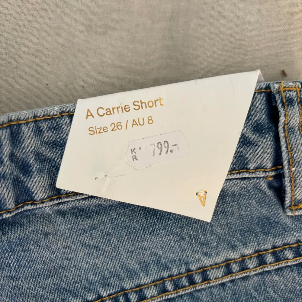 Säljer mina helt nya jeansshorts, Blå jeansshorts med slitningar från Abrand😊 nypris är 799kr, säljer då dom är för små för mig💓 pris går att diskutera🫶🫶. Shorts.