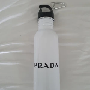 Prada waterbottle vattenflaska vit svart aluminium  - Vattenflaska i aluminium, skruvkork+ hyska. Fint skick. *Handdisk. Osäker på om den rymmer 500 eller 750ml.