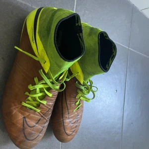 Hypervenom storlek 45 - Hypervenom storlek 45 dem är i jätte bra sick säljer dem för att dem är för stora för mig 