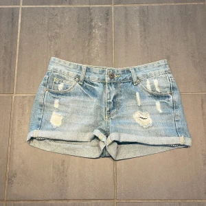 Lågmidjade jeansshorts - Säljer mina supersnygga lågmidjade jeansshorts. De är i mycket bra skick och nästan oanvända. De är i storlek 34. Säljer då de inte kommit till användning.