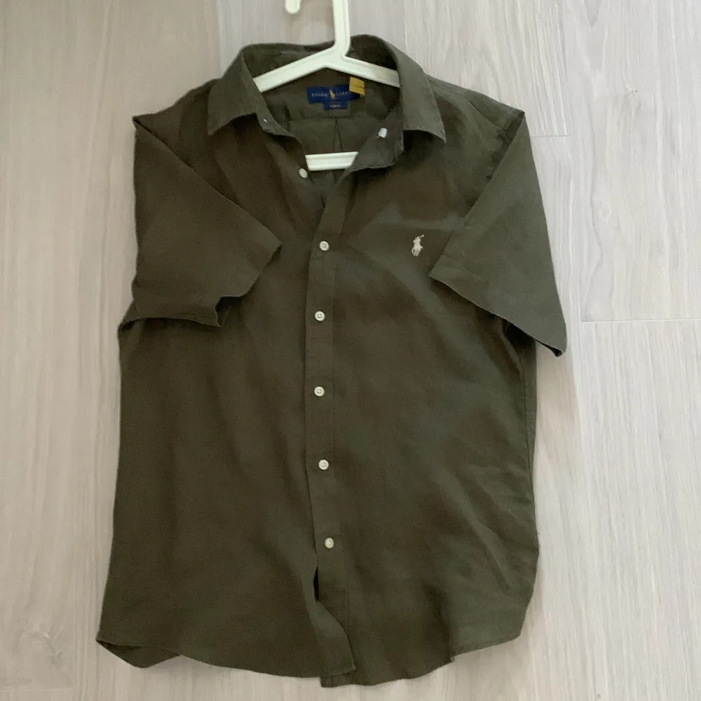 snygg kortarmad linneskjorta från ralph lauren. en eftertraktat färg mörk grön, ej använd⭐️. Skjortor.