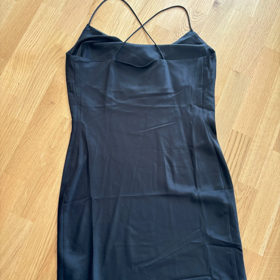 Svart miniklänning i satin - 91