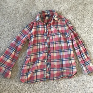 Pplo Ralph Lauren skjorta  - En mycket fin Ralph Lauren skjorta😍inte använd så många gånger, men dom två sista bilderna visar två fläckar! Är osäker om det går att tvätta bort, därför lågt pris!💞❤️