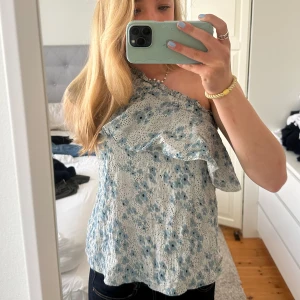 Mayla topp - Säljer denna superfina sommarblus!! Sparsamt använd och i mycket bra skick💕💕Nypris 1600 och väldigt svår att få tag på💕💕pris kan diskuteras