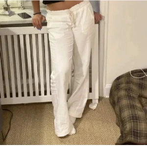 Roxy linnebyxor - Roxy linnebyxor i Storlek M, köpa på Zalando. Jättefina men tyvärr för korta för min egna smak, är 174❤️ Knappt använda och i jätte fint skick, kan även skicka fler bilder❤️ (Första bilden är lånad)