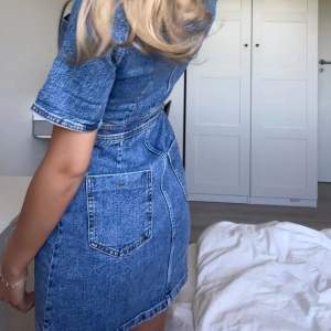 Säljer min nya och helt oanvända jeansklänning från Zara!! Så poppis och trendig till sommaren 😍