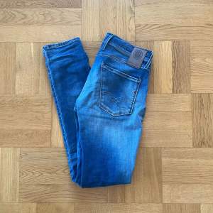 Säljer ett par riktigt snygga jeans för endast 499kr då de är i ett otroligt skick👍. Storlek 29