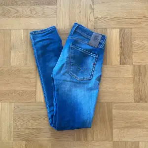 Säljer ett par riktigt snygga jeans för endast 499kr då de är i ett otroligt skick👍. Storlek 29