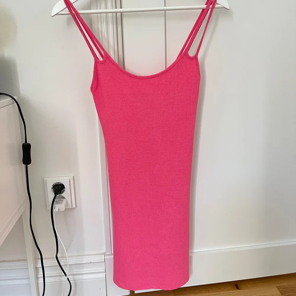 Jättefin rosa klänning som inte kommit till användning!. Klänningar.