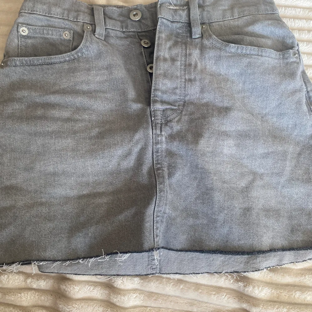 Oanvänd jeans kjol. Den har fyra ”knappar” som inte syns när man har på sig den. Den är köpt för 150 men pris kan diskuteras🩷. Kjolar.