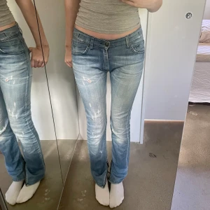 Lågmidjade jeans - Jättecoola lågmidjade jeans med slitningar och blixtlåsdetalj. Pris går att diskutera!🎸