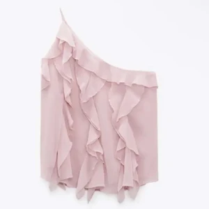 Zara blus  - Säljer denna fina blus från zara, slutsåld 🫶🫶 Storlek M men har själv i kläder S och XS och passar ändå mig 💕💕