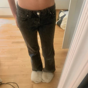 Låga flare jeans - Ett par snygga svarta jeans ifrån Gina tricot som endast är andvända 1 gång tidigare alltså i ny skick. Köptes för över 600kr. Priset kan diskuteras! 💕