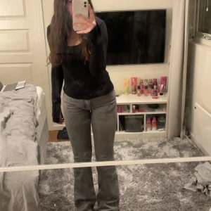 Gråa jenas - Nypris 499kr, jenas har knappt kommit till användning, där av säljer jag för 350kr.  Jeansen är midwaist. Jeansen är i storlek 34! 