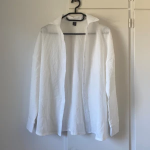Vit skjorta - En fin vit skjorta i tunt och luftigt material vilket gör den perfekt till sommaren! Aldrig använd!! Bara att höra av sig om man undrar något!🤗 Priset är som alltid förhandlingsbart!!
