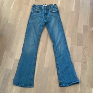 Säljer ett par low waist jeans från Gina tricot💙 Pågrund av att de inte kommer till användning längre🥰 De är inte använda många gånger och är helt nytt skick💙Köpta för 350kr🥰