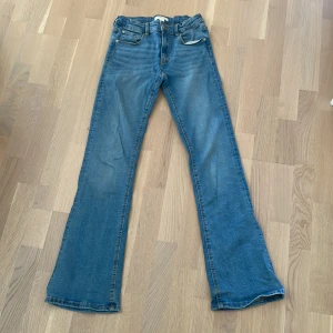 Low waist jeans💙 - Säljer ett par low waist jeans från Gina tricot💙 Pågrund av att de inte kommer till användning längre🥰 De är inte använda många gånger och är helt nytt skick💙Köpta för 350kr🥰