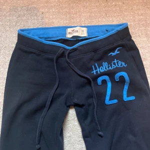 Lågmidjade mjukisbyxor - As snygga väldigt lågmidjade mjukisbyxor från Hollister i bra skick💕💕 innerbenslängd ca 81cm