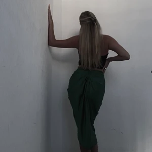 Långkjol - Jättefin mörkgrön långkjol! Använd endast en gång vid detta tillfälle!