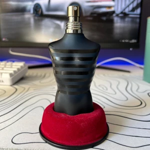 JPG Ultra Male - Parfym Samples av Jean Paul Gaultier Ultra Male! Finns i 1ml, 2ml, 3ml, 5ml och 10ml. 1ml=25kr, 2ml=49kr, 3ml=75kr, 5ml=99kr, 10ml=189kr. 18kr frakt, betala med Swish eller köp på vår hemsida: totalscent.shop😁