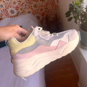 Skor - Säljer mina Duffy sneakers. Använda en gång då dem är för små. 