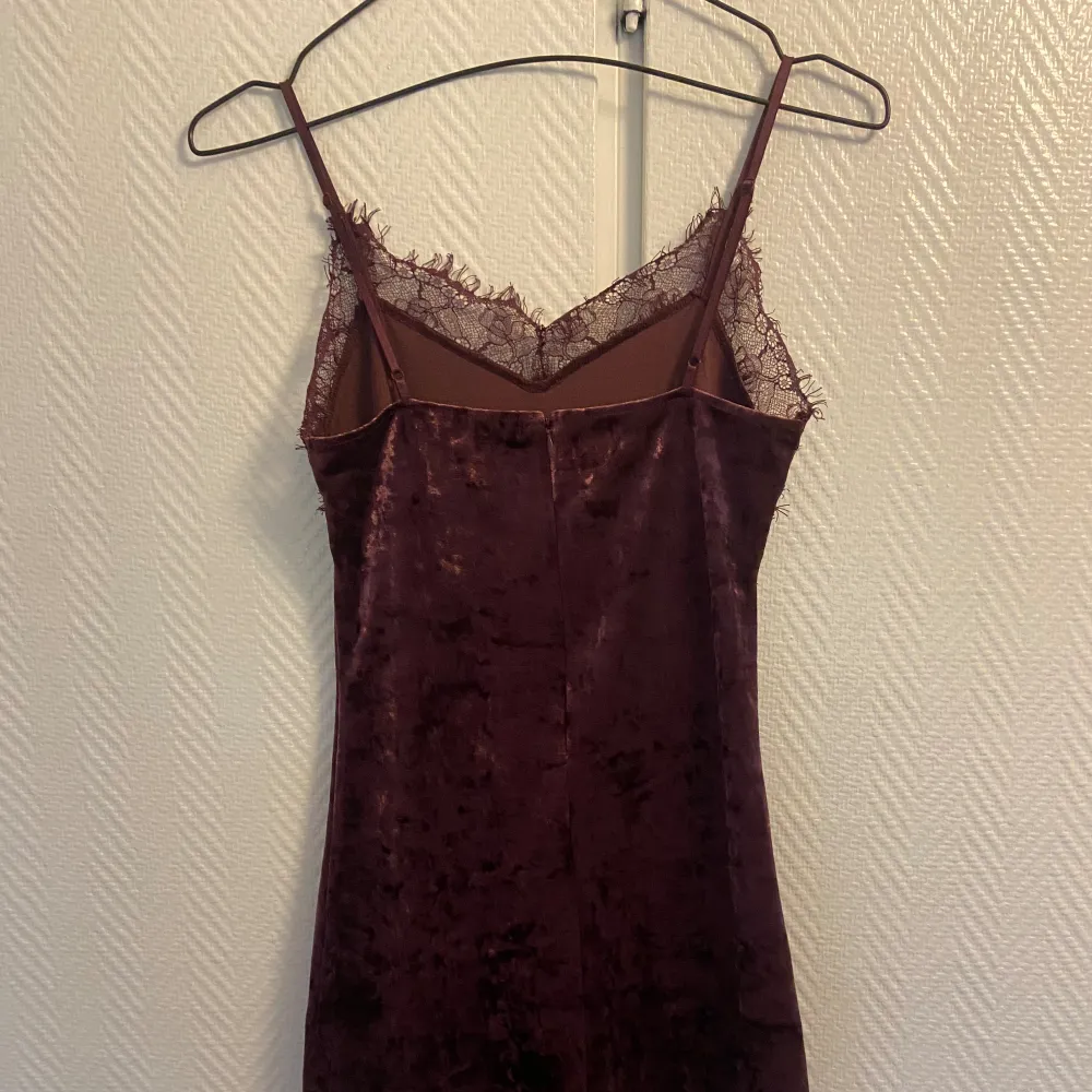 Vinröd klänning från Bikbok i storlek XS men passar även mig som har S. Använd ca 3 gånger och inga defekter . Klänningar.