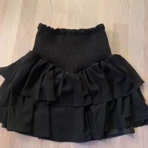 Svart kjol från shein säljer för den är lite stor, använd en gång