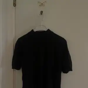Fin svart tröja som sitter ”åt” vid halsen, armar och midjan. (OBS: Söndrig kamera därav de suddiga bilderna)
