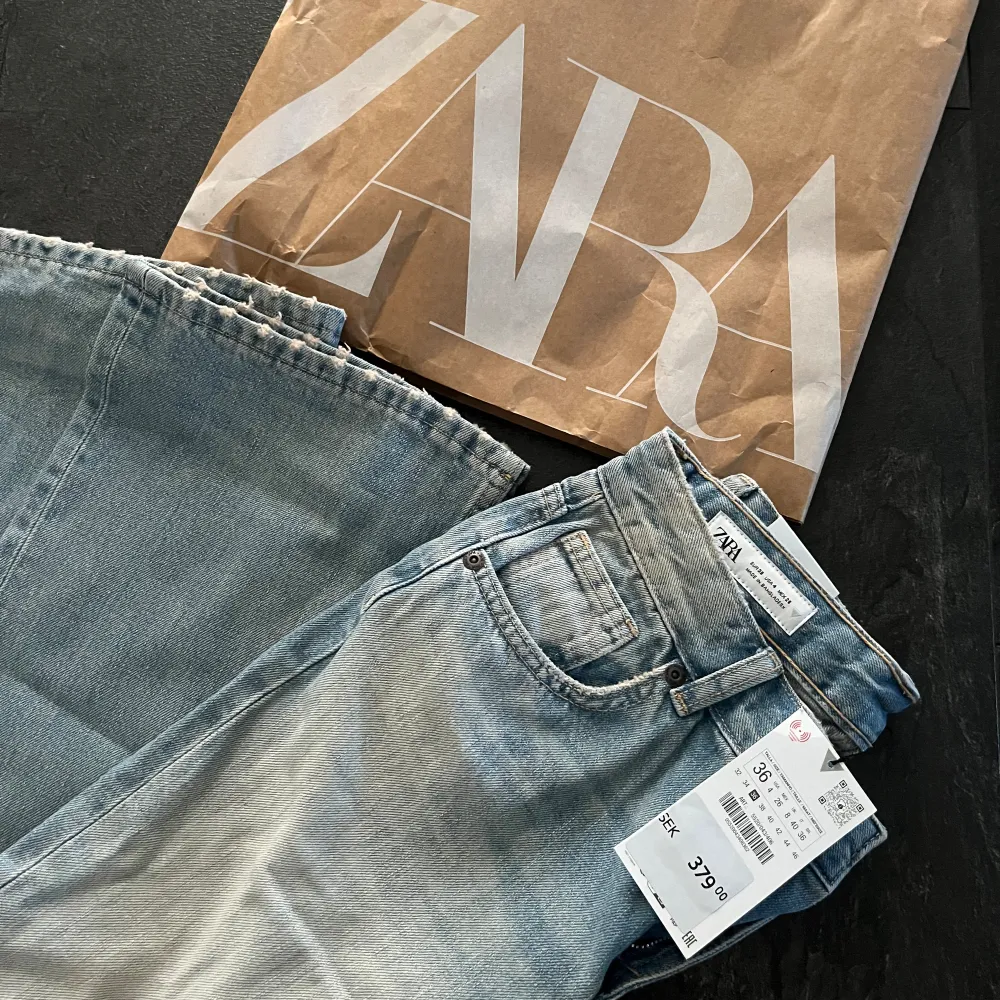 Säljer dessa helt nya Zara- jeans då de inte riktigt passade. De är helt oanvända med lappen på! Jeansen är i storlek 36. Riktigt snygga att ha till vardags! . Jeans & Byxor.