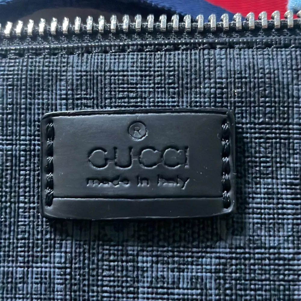 Säljer en Gucci bag för jag inte använder den. Skicket är perfekt och har inga repor eller skador. . Väskor.
