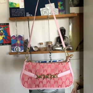 Rosa liten väska med guldiga detaljer - Söt liten väska som aldrig är använd, nyskick 🥰