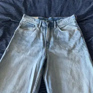 Ett par snygga blå jeans från H&M som inte kommit till andvändning. 