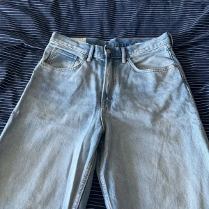 Blå Jeans från H&M - Ett par snygga blå jeans från H&M som inte kommit till andvändning. 