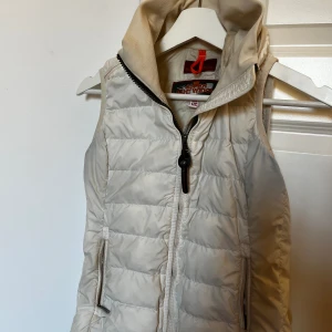 Parajumper väst  - Säljer min vita parajumper väst då den inte kommer till andvändning västen är i ett fint skick och kvitto finns på den.🩷