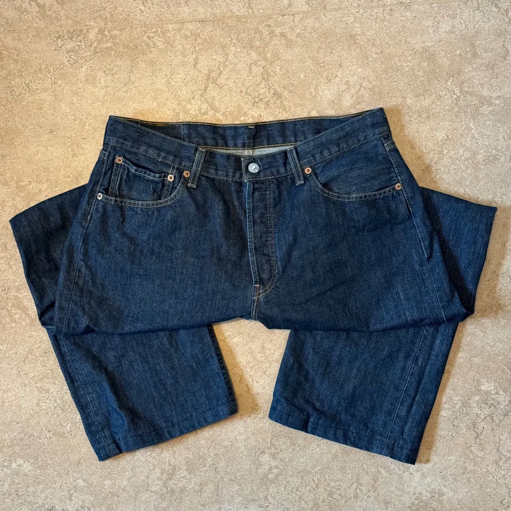 Levis jeans i modellen 501, använda men i gott skick. Storlek: 34 W, 30 L, Midja: 42 cm Ytterben: 95.5 cm Benöppning: 22.5 cm. Jeans & Byxor.