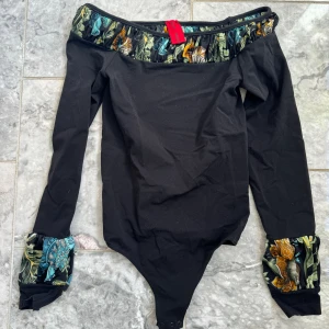 Snygg Kenzo stringbody - Säljer denna snygga body från Kenzo/Wolford. Aldrig använd utan ett spontanköp. Ligger i originalförpackningen. Storlek XS Stringbody  Ordinarie pris 2819 kr  Säljes nu för 1900 kr