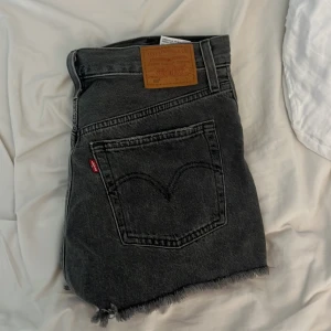 Jeansshorts - Säljer dessa gråa Levi’s jeans shorts i strl XS/S då de är för små för mig. Perfekta till sommaren. Inga defekter eller hål, de är som nya. Kontakta vid frågor💘💘💘 Säljer även likadan i blå