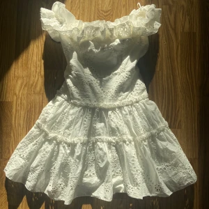 Vit zara klänning med volang - Säljer nu en super fin och somrig klänning ifrån zara💕 Säljer då den tyvärr är för liten för mig😕 Men den är i nyskick och använd endast en gång så inga defekter förekommer✨