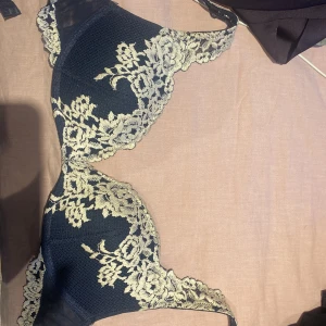 Intimissimi bh - Jätte snygg trendig intimissimi bh i storlek 75C Säljs pga att den inte passar I jätte bra skick!💞 Pris kan diskuteras💞