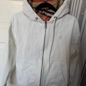 Hej säljer min nästan helt nya burberry hoodie använd 1 gång ser helt ny ut. Skriv vid intresse  