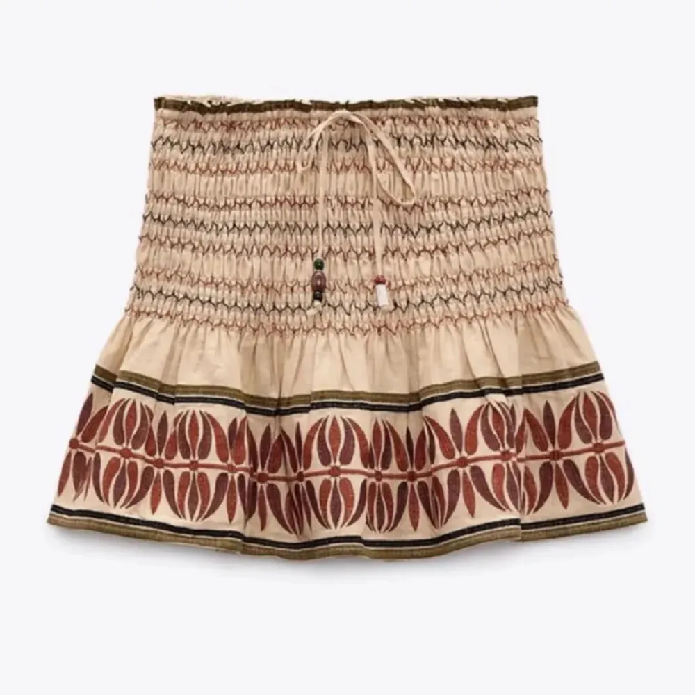 Säljer denna kjol från zara med inbyggda shorts. Slutsåld och väldigt trendigt inom Stockholmsstil. Inga defekter . Kjolar.