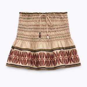 Säljer denna kjol från zara med inbyggda shorts. Slutsåld och väldigt trendigt inom Stockholmsstil. Inga defekter 