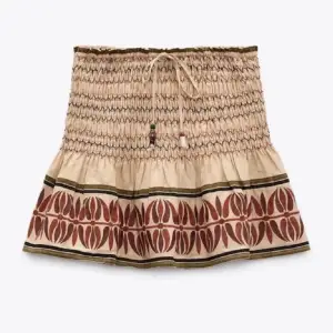Säljer denna kjol från zara med inbyggda shorts. Slutsåld och väldigt trendigt inom Stockholmsstil. Inga defekter 